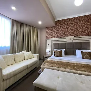 Отель Deluxe, Тирана